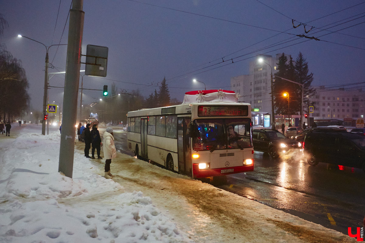 Не знаете, как поднять себе настроение? Выходите из дома и срочно садитесь в автобус! Да не в простой, а новогодний, управляет которым сам Дед Мороз, а вместо кондуктора – Снегурочка. Узнать сказочный транспорт можно даже издалека, по шапке волшебника прямо на крыше.
