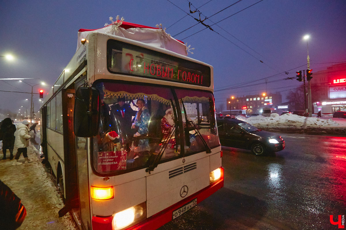 Не знаете, как поднять себе настроение? Выходите из дома и срочно садитесь в автобус! Да не в простой, а новогодний, управляет которым сам Дед Мороз, а вместо кондуктора – Снегурочка. Узнать сказочный транспорт можно даже издалека, по шапке волшебника прямо на крыше.