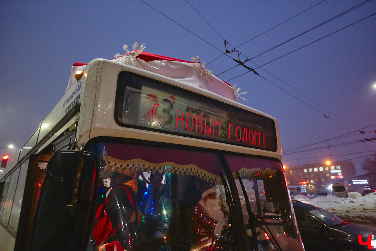 Не знаете, как поднять себе настроение? Выходите из дома и срочно садитесь в автобус! Да не в простой, а новогодний, управляет которым сам Дед Мороз, а вместо кондуктора – Снегурочка. Узнать сказочный транспорт можно даже издалека, по шапке волшебника прямо на крыше.