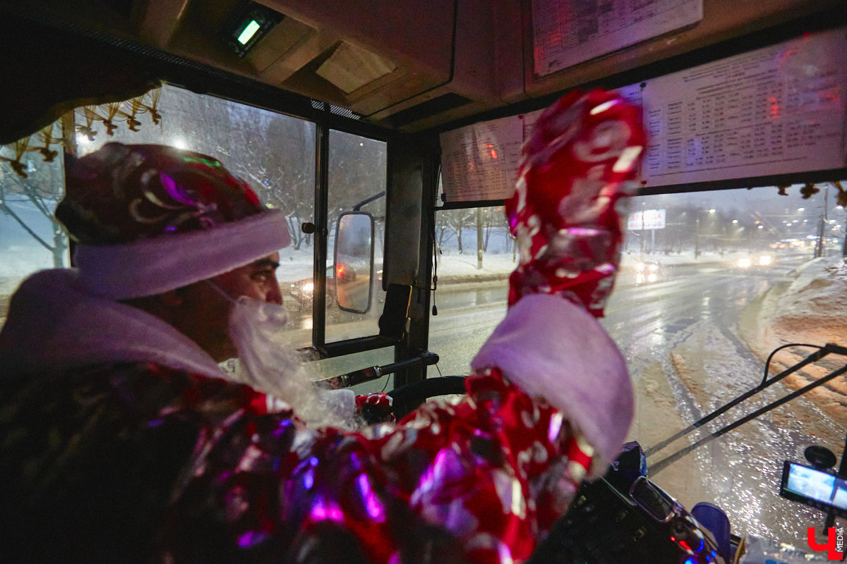 Не знаете, как поднять себе настроение? Выходите из дома и срочно садитесь в автобус! Да не в простой, а новогодний, управляет которым сам Дед Мороз, а вместо кондуктора – Снегурочка. Узнать сказочный транспорт можно даже издалека, по шапке волшебника прямо на крыше.