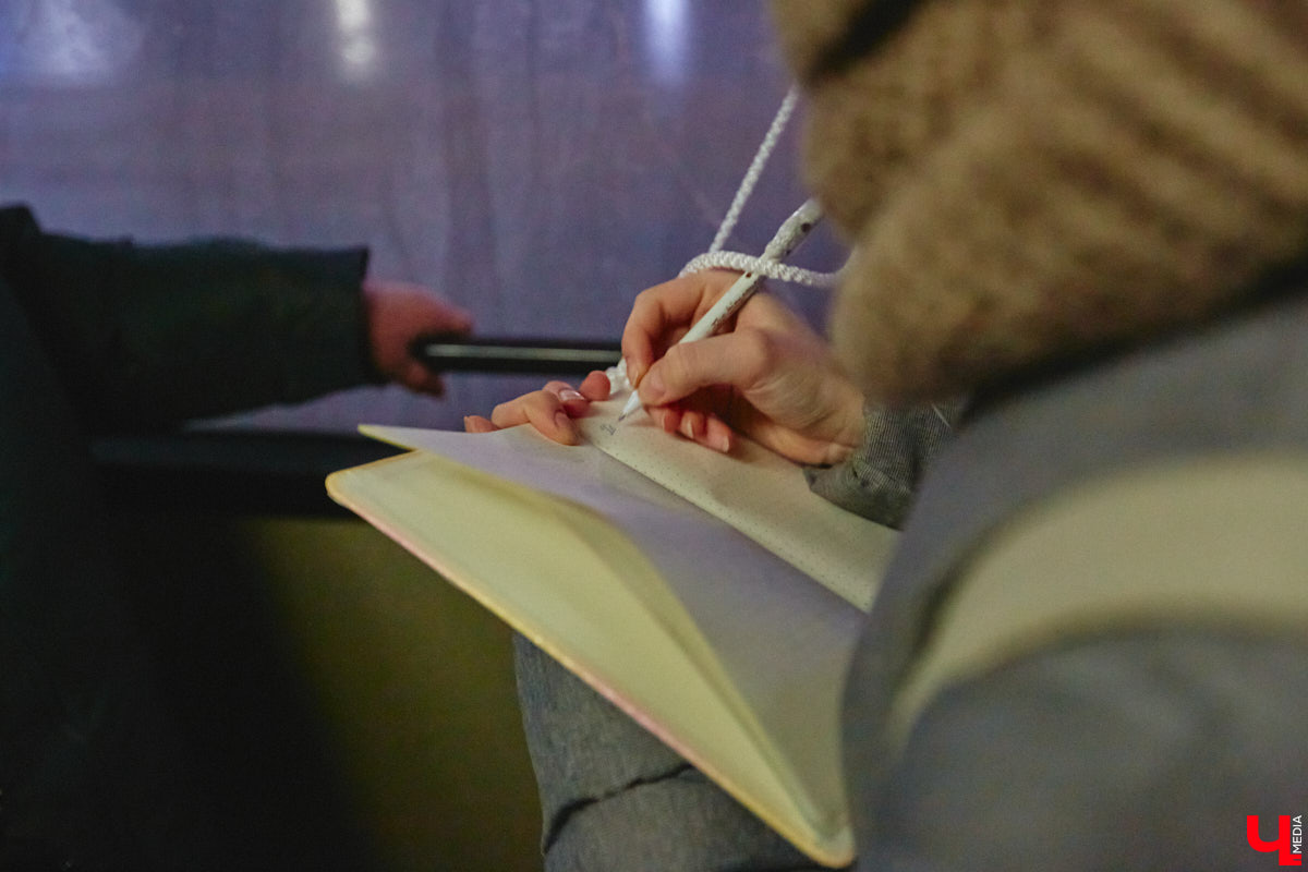 Не знаете, как поднять себе настроение? Выходите из дома и срочно садитесь в автобус! Да не в простой, а новогодний, управляет которым сам Дед Мороз, а вместо кондуктора – Снегурочка. Узнать сказочный транспорт можно даже издалека, по шапке волшебника прямо на крыше.