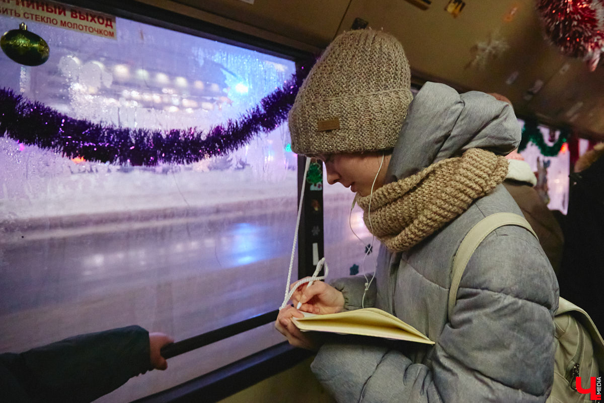 Не знаете, как поднять себе настроение? Выходите из дома и срочно садитесь в автобус! Да не в простой, а новогодний, управляет которым сам Дед Мороз, а вместо кондуктора – Снегурочка. Узнать сказочный транспорт можно даже издалека, по шапке волшебника прямо на крыше.
