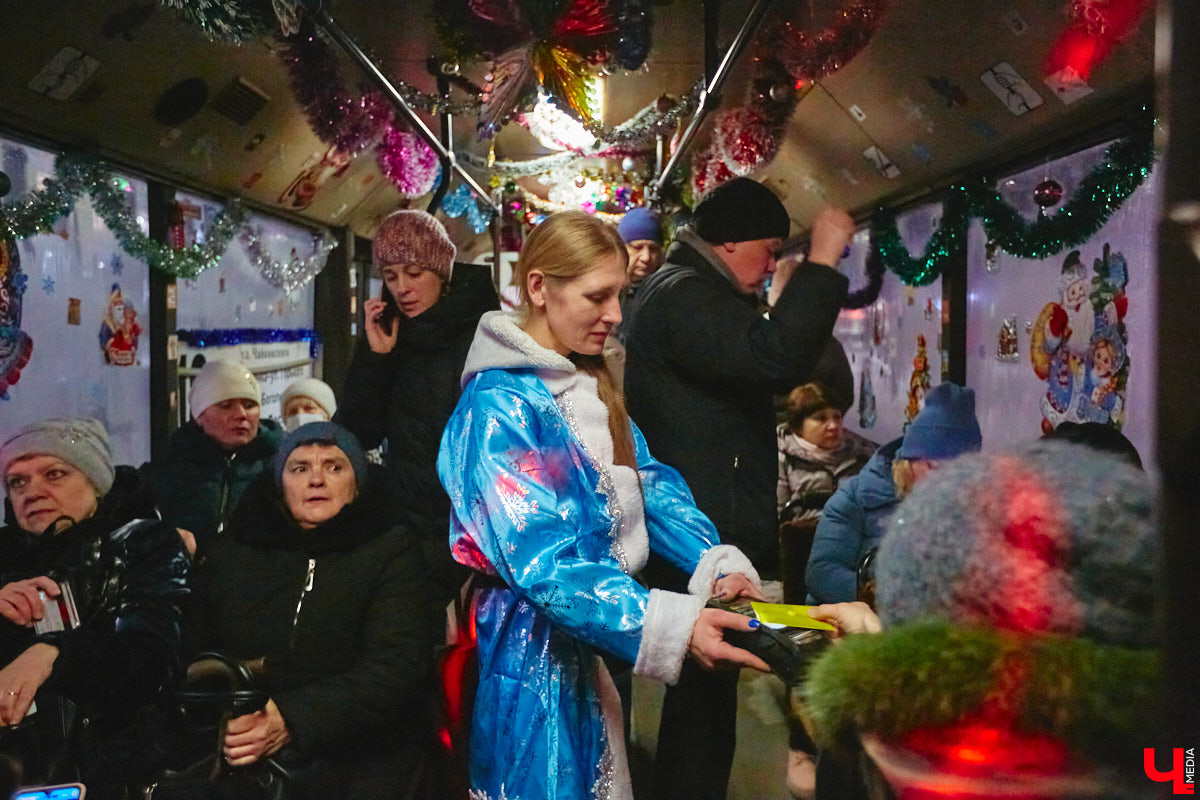 Не знаете, как поднять себе настроение? Выходите из дома и срочно садитесь в автобус! Да не в простой, а новогодний, управляет которым сам Дед Мороз, а вместо кондуктора – Снегурочка. Узнать сказочный транспорт можно даже издалека, по шапке волшебника прямо на крыше.