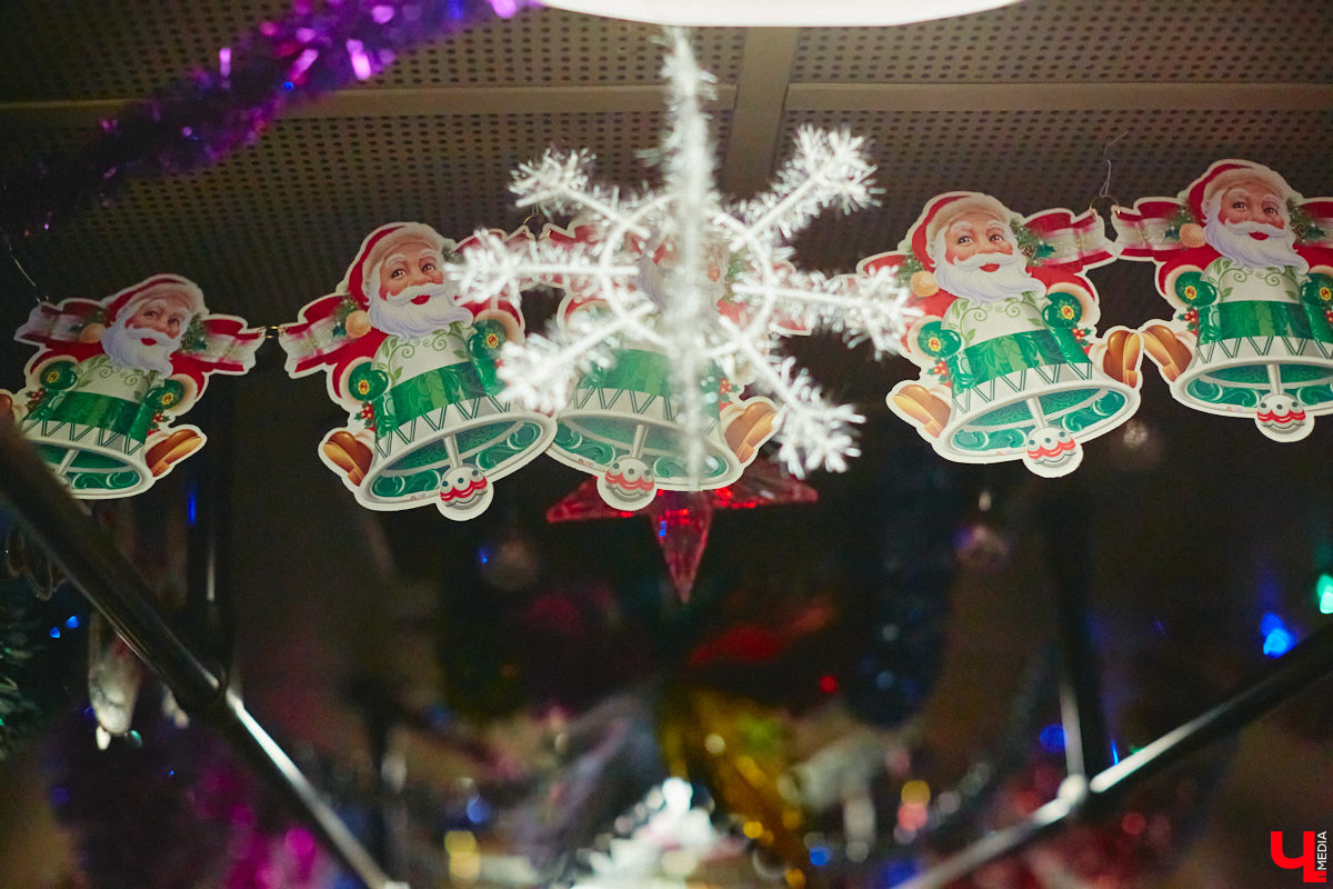 Не знаете, как поднять себе настроение? Выходите из дома и срочно садитесь в автобус! Да не в простой, а новогодний, управляет которым сам Дед Мороз, а вместо кондуктора – Снегурочка. Узнать сказочный транспорт можно даже издалека, по шапке волшебника прямо на крыше.