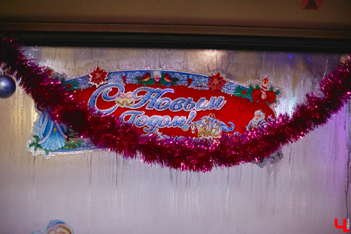 Не знаете, как поднять себе настроение? Выходите из дома и срочно садитесь в автобус! Да не в простой, а новогодний, управляет которым сам Дед Мороз, а вместо кондуктора – Снегурочка. Узнать сказочный транспорт можно даже издалека, по шапке волшебника прямо на крыше.