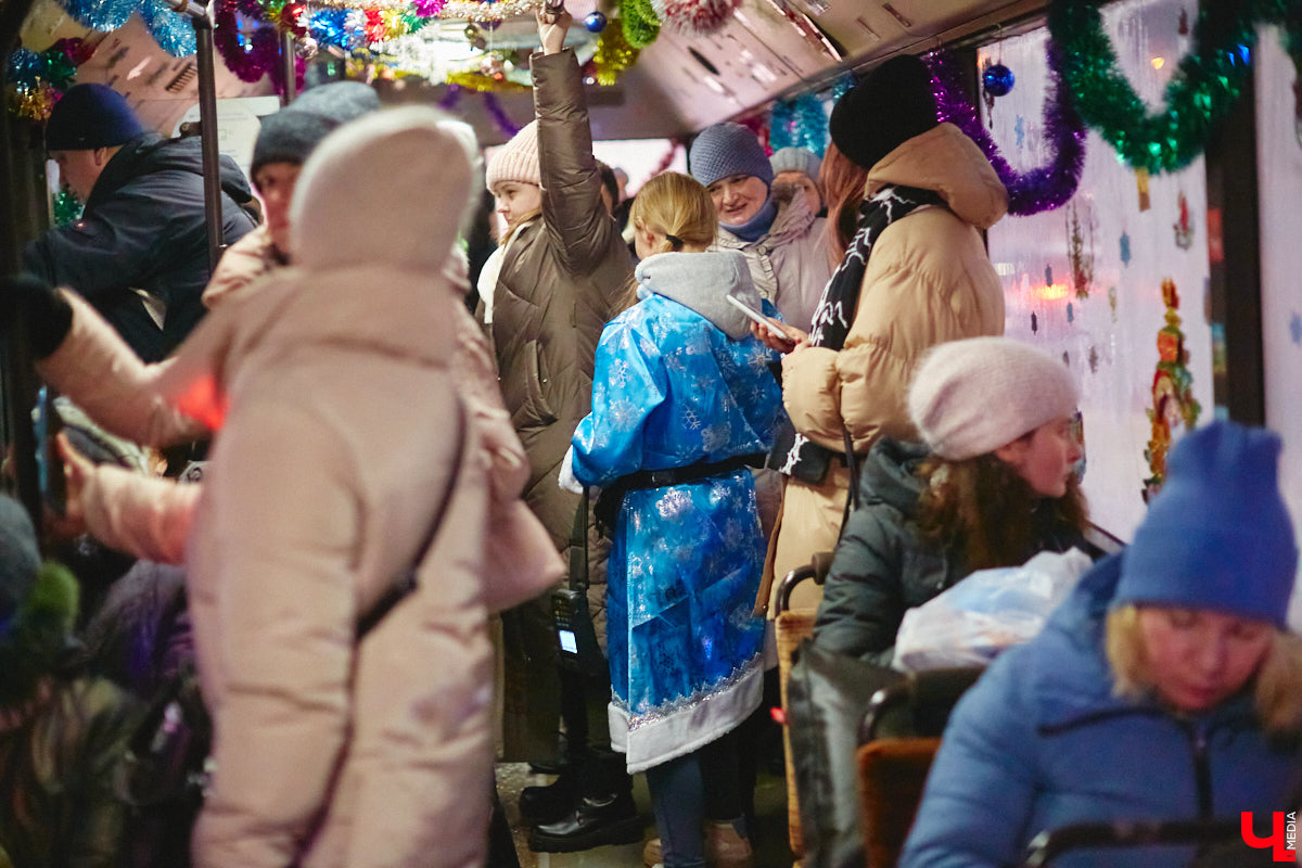 Не знаете, как поднять себе настроение? Выходите из дома и срочно садитесь в автобус! Да не в простой, а новогодний, управляет которым сам Дед Мороз, а вместо кондуктора – Снегурочка. Узнать сказочный транспорт можно даже издалека, по шапке волшебника прямо на крыше.