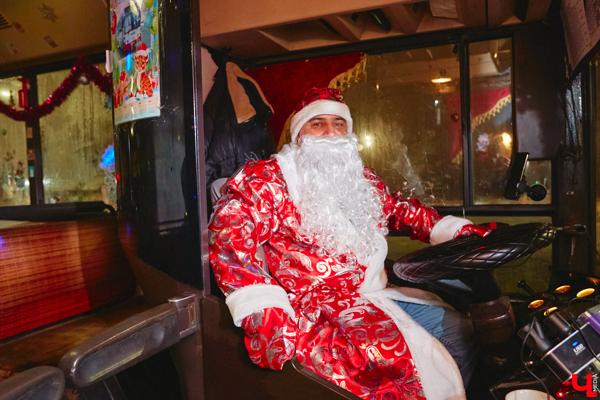 Не знаете, как поднять себе настроение? Выходите из дома и срочно садитесь в автобус! Да не в простой, а новогодний, управляет которым сам Дед Мороз, а вместо кондуктора – Снегурочка. Узнать сказочный транспорт можно даже издалека, по шапке волшебника прямо на крыше.