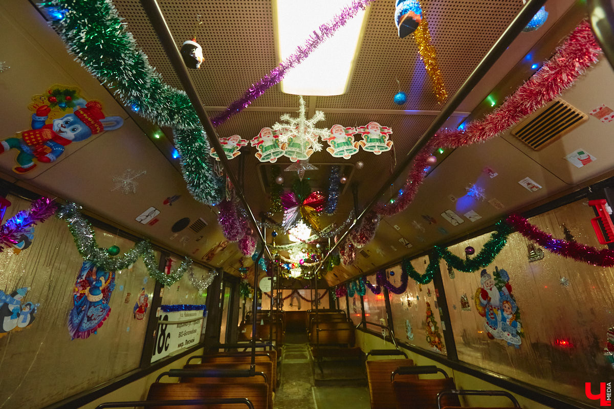 Не знаете, как поднять себе настроение? Выходите из дома и срочно садитесь в автобус! Да не в простой, а новогодний, управляет которым сам Дед Мороз, а вместо кондуктора – Снегурочка. Узнать сказочный транспорт можно даже издалека, по шапке волшебника прямо на крыше.