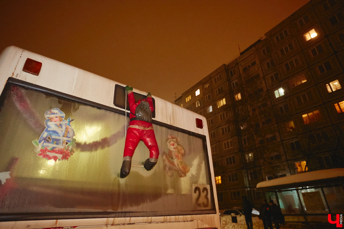 Не знаете, как поднять себе настроение? Выходите из дома и срочно садитесь в автобус! Да не в простой, а новогодний, управляет которым сам Дед Мороз, а вместо кондуктора – Снегурочка. Узнать сказочный транспорт можно даже издалека, по шапке волшебника прямо на крыше.