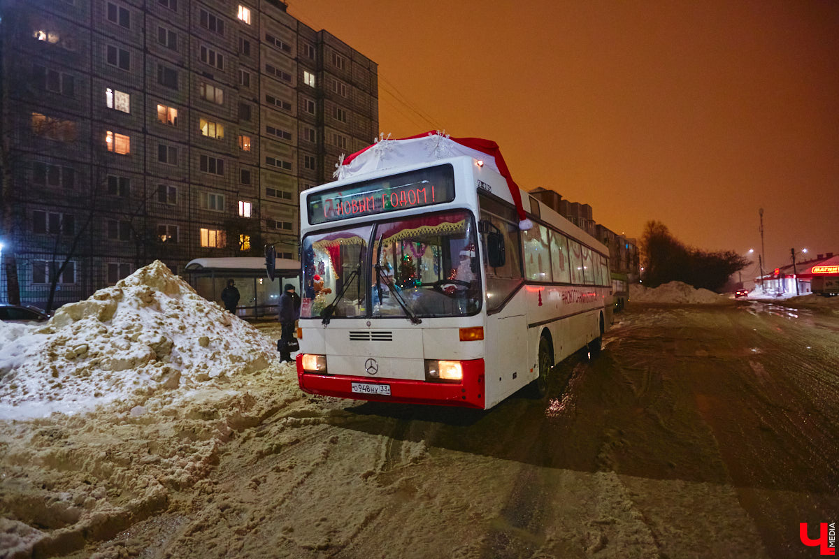 Не знаете, как поднять себе настроение? Выходите из дома и срочно садитесь в автобус! Да не в простой, а новогодний, управляет которым сам Дед Мороз, а вместо кондуктора – Снегурочка. Узнать сказочный транспорт можно даже издалека, по шапке волшебника прямо на крыше.