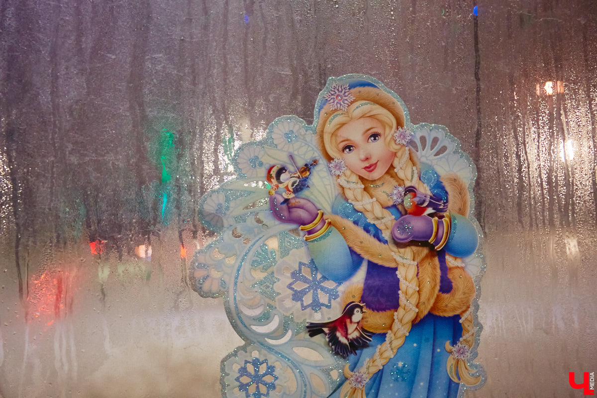 Не знаете, как поднять себе настроение? Выходите из дома и срочно садитесь в автобус! Да не в простой, а новогодний, управляет которым сам Дед Мороз, а вместо кондуктора – Снегурочка. Узнать сказочный транспорт можно даже издалека, по шапке волшебника прямо на крыше.