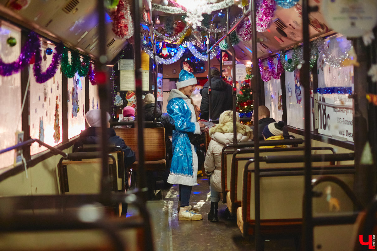 Не знаете, как поднять себе настроение? Выходите из дома и срочно садитесь в автобус! Да не в простой, а новогодний, управляет которым сам Дед Мороз, а вместо кондуктора – Снегурочка. Узнать сказочный транспорт можно даже издалека, по шапке волшебника прямо на крыше.