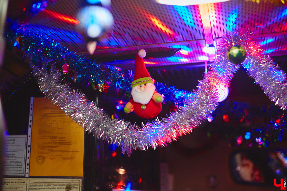 Не знаете, как поднять себе настроение? Выходите из дома и срочно садитесь в автобус! Да не в простой, а новогодний, управляет которым сам Дед Мороз, а вместо кондуктора – Снегурочка. Узнать сказочный транспорт можно даже издалека, по шапке волшебника прямо на крыше.