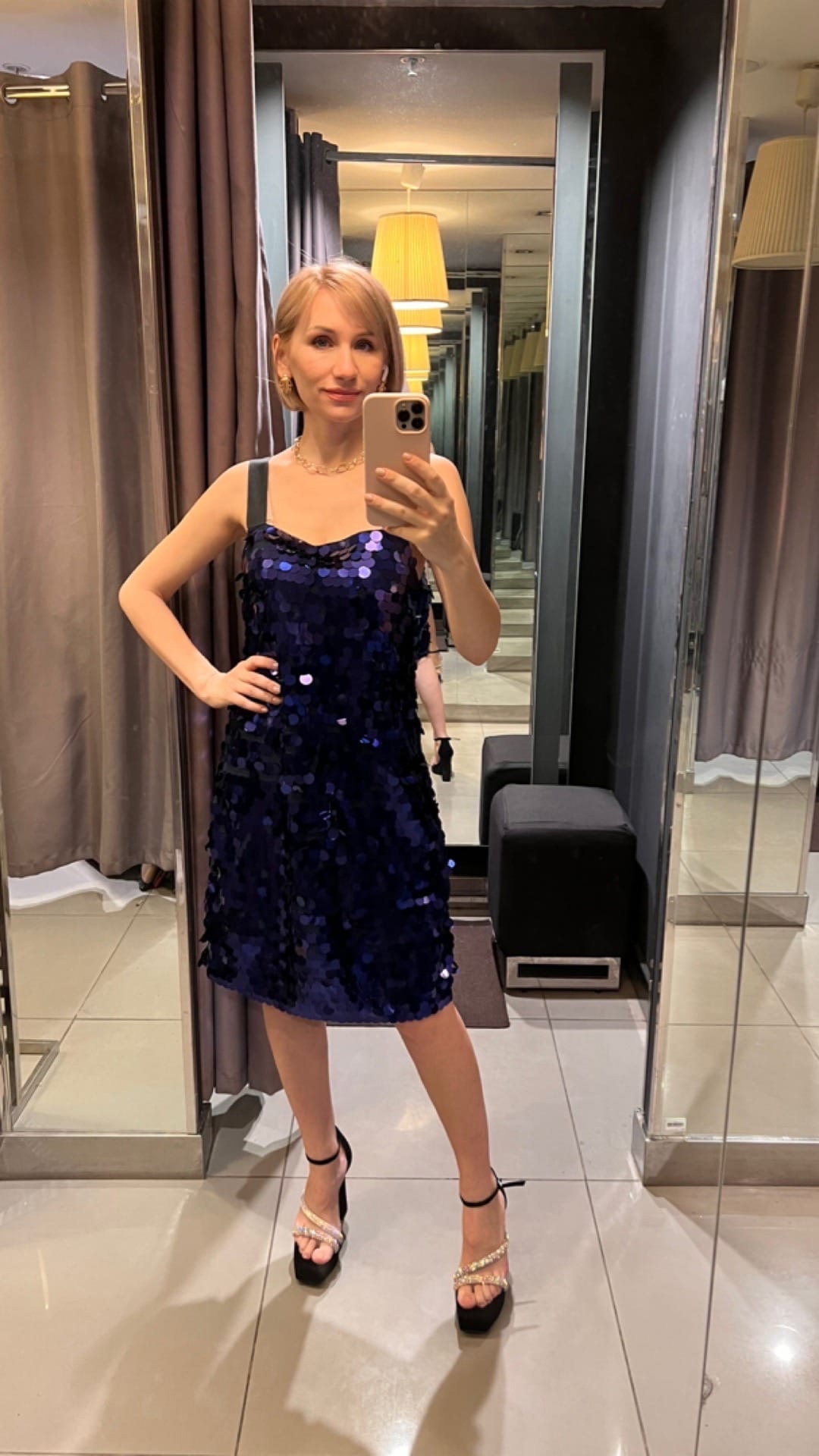 Уж полночь близится, а того самого наряда для встречи Нового года все нет? Воспользуйтесь советами стилиста Елены Капп по выбору модного look’а для грядущего торжества.