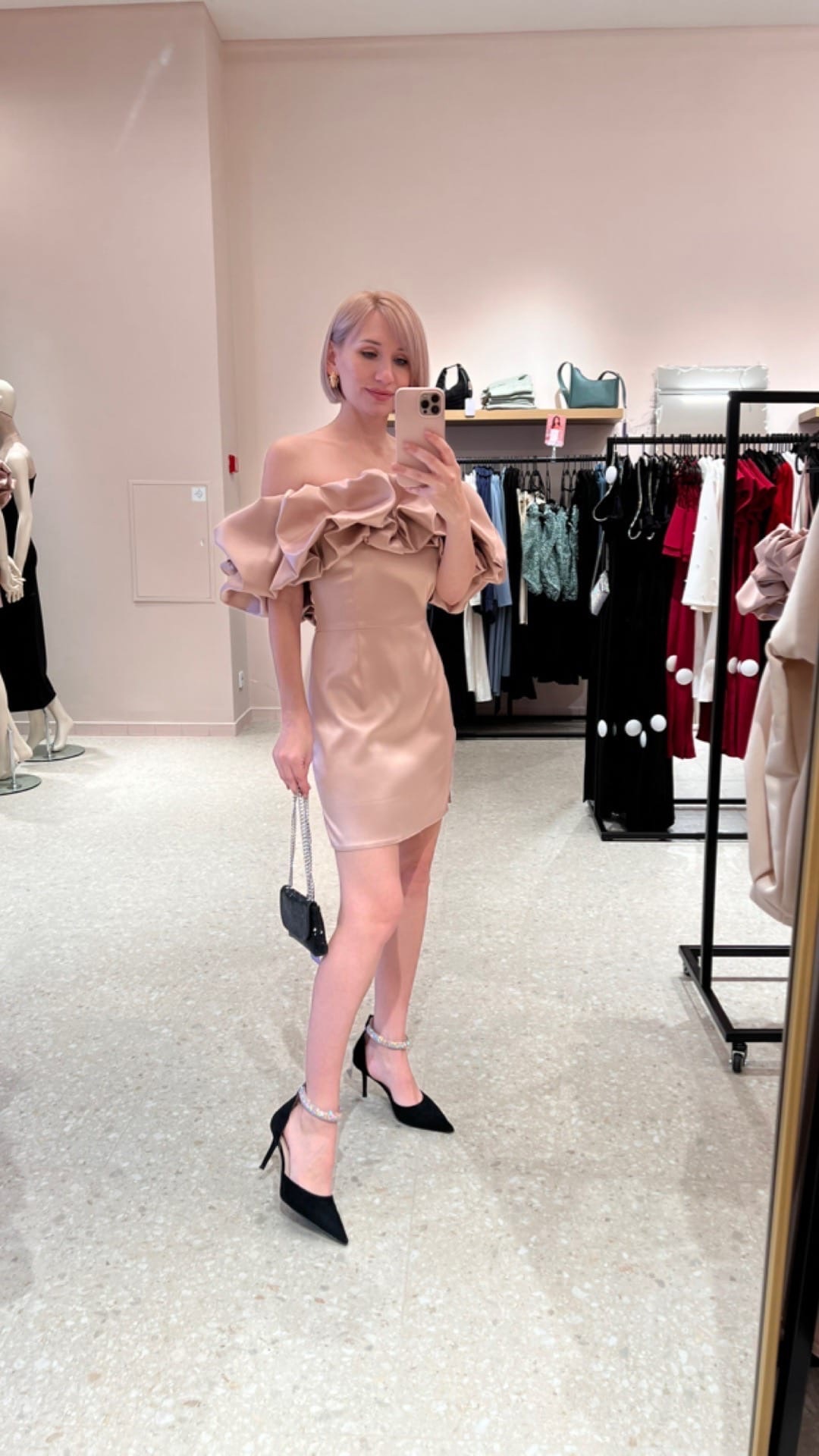 Уж полночь близится, а того самого наряда для встречи Нового года все нет? Воспользуйтесь советами стилиста Елены Капп по выбору модного look’а для грядущего торжества.