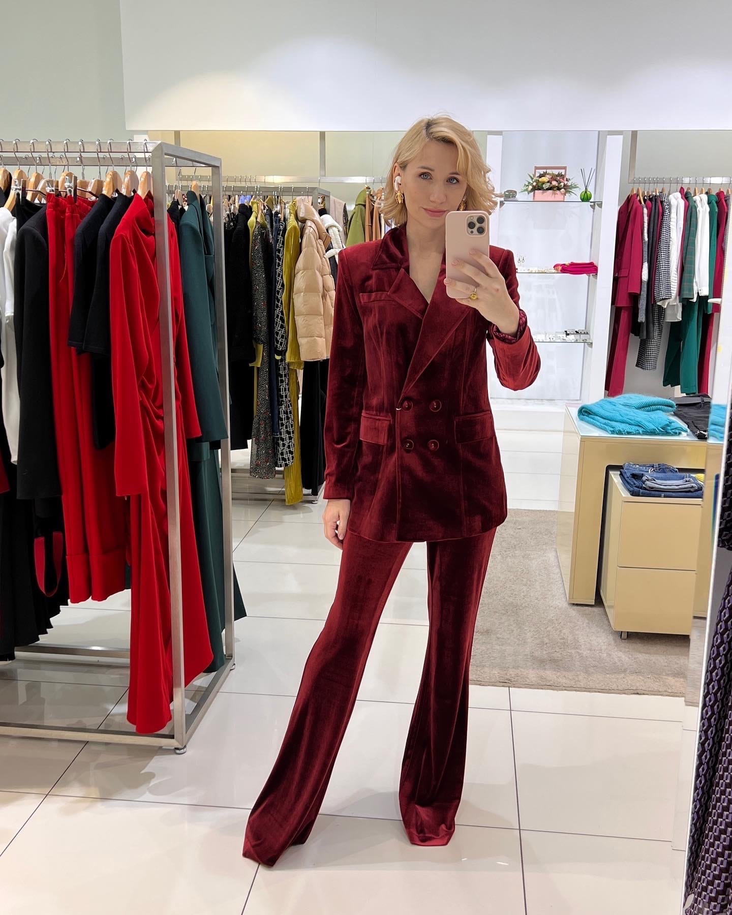 Уж полночь близится, а того самого наряда для встречи Нового года все нет? Воспользуйтесь советами стилиста Елены Капп по выбору модного look’а для грядущего торжества.