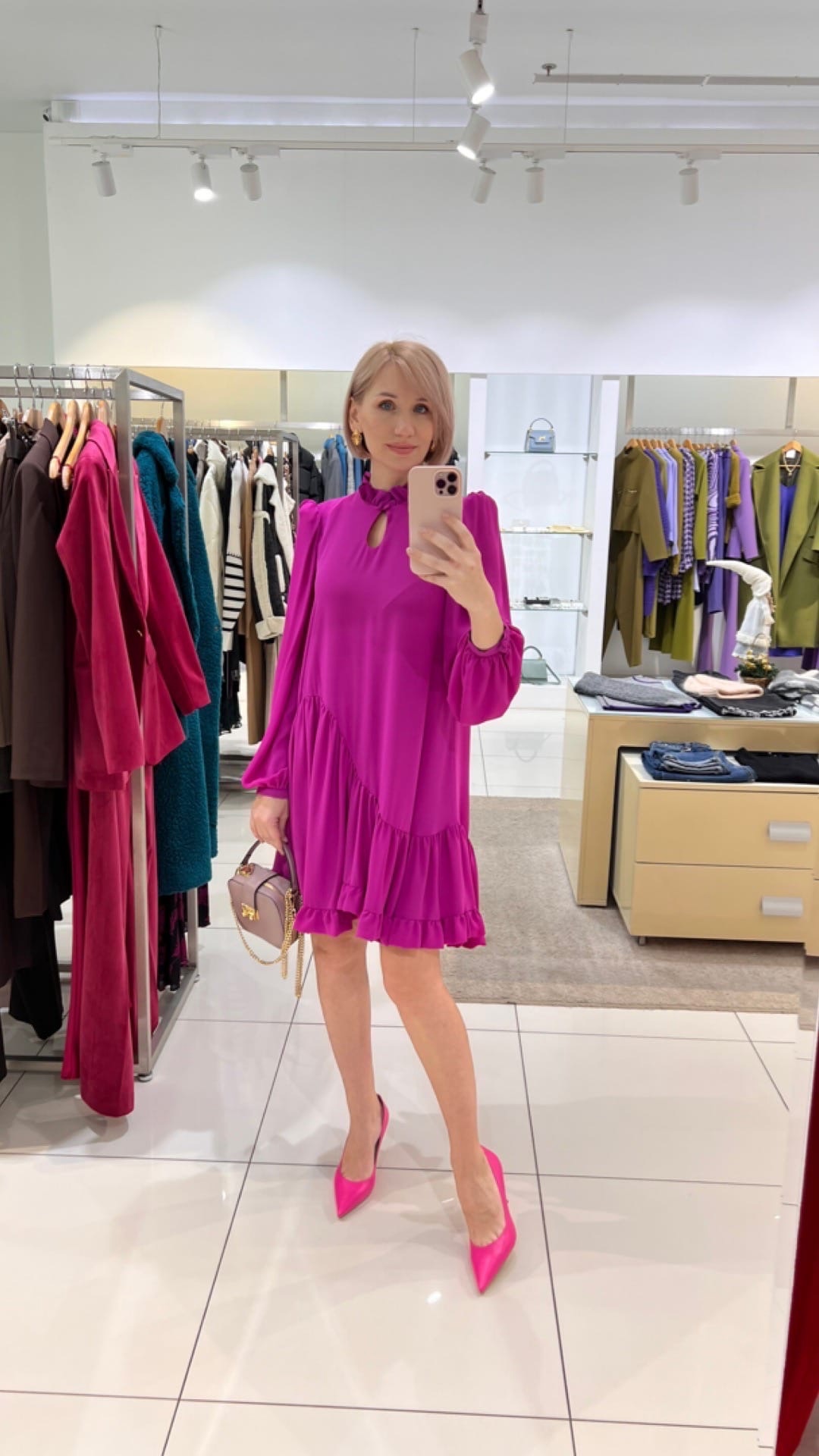 Уж полночь близится, а того самого наряда для встречи Нового года все нет? Воспользуйтесь советами стилиста Елены Капп по выбору модного look’а для грядущего торжества.