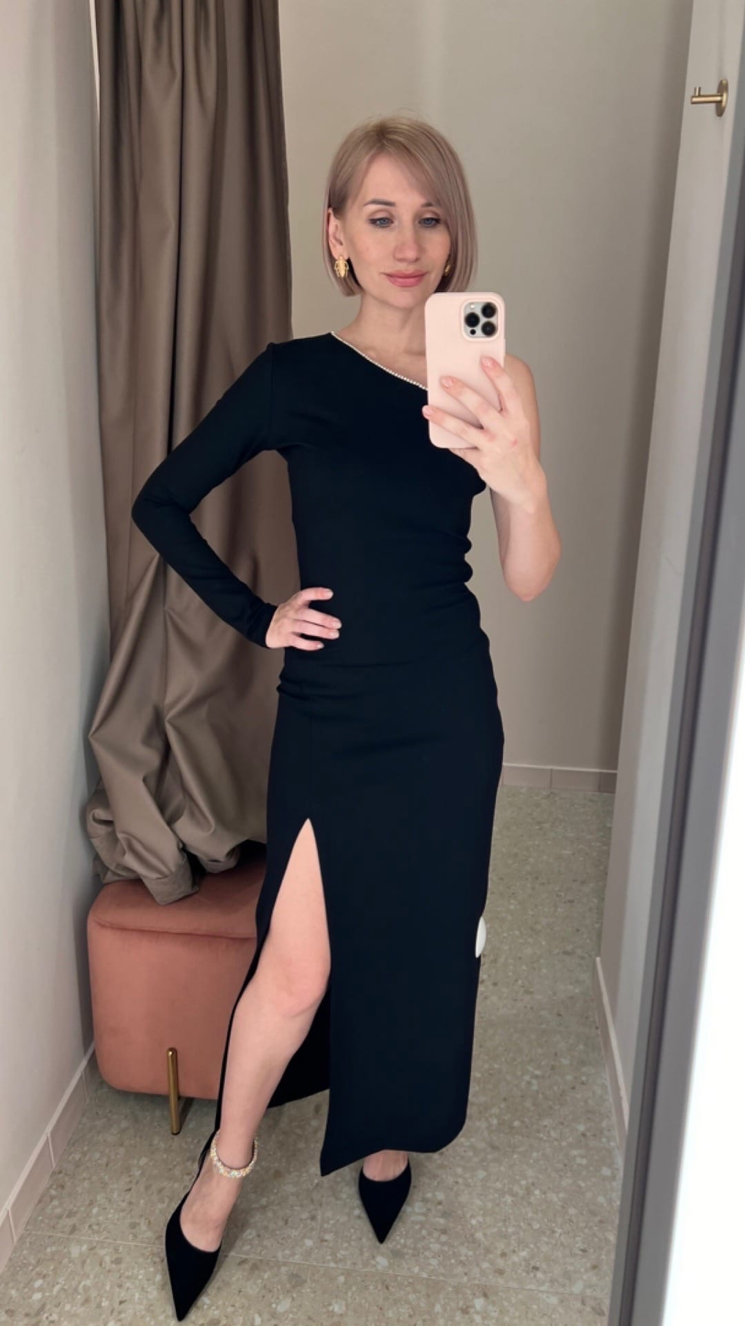 Уж полночь близится, а того самого наряда для встречи Нового года все нет? Воспользуйтесь советами стилиста Елены Капп по выбору модного look’а для грядущего торжества.