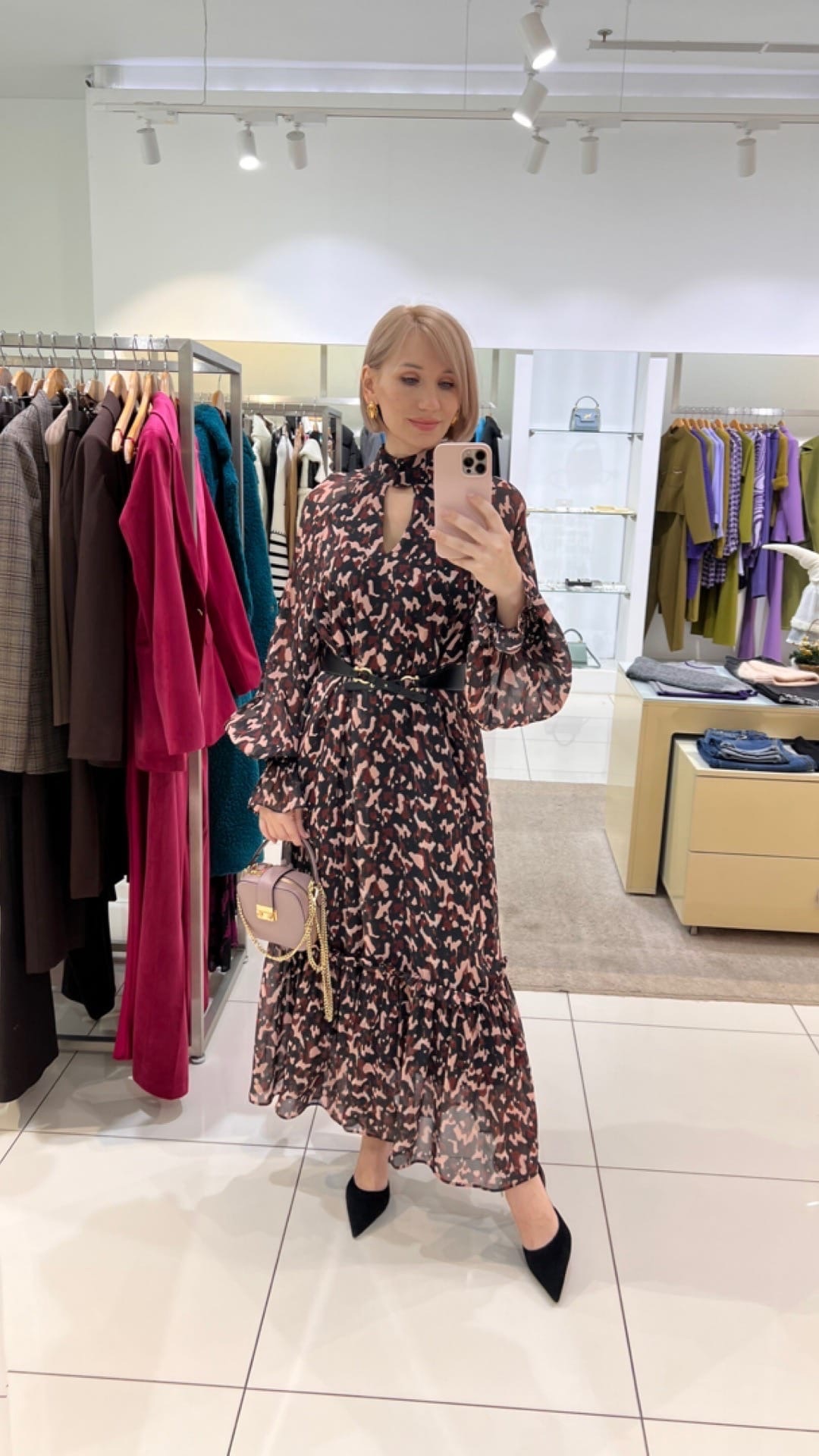 Уж полночь близится, а того самого наряда для встречи Нового года все нет? Воспользуйтесь советами стилиста Елены Капп по выбору модного look’а для грядущего торжества.