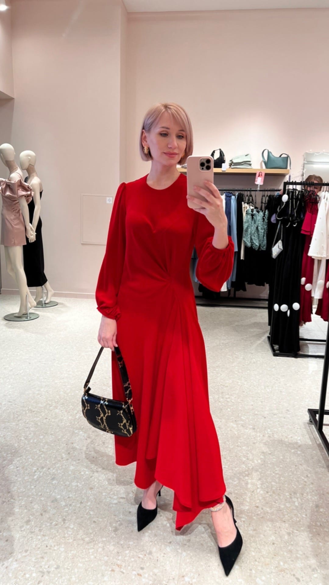 Уж полночь близится, а того самого наряда для встречи Нового года все нет? Воспользуйтесь советами стилиста Елены Капп по выбору модного look’а для грядущего торжества.