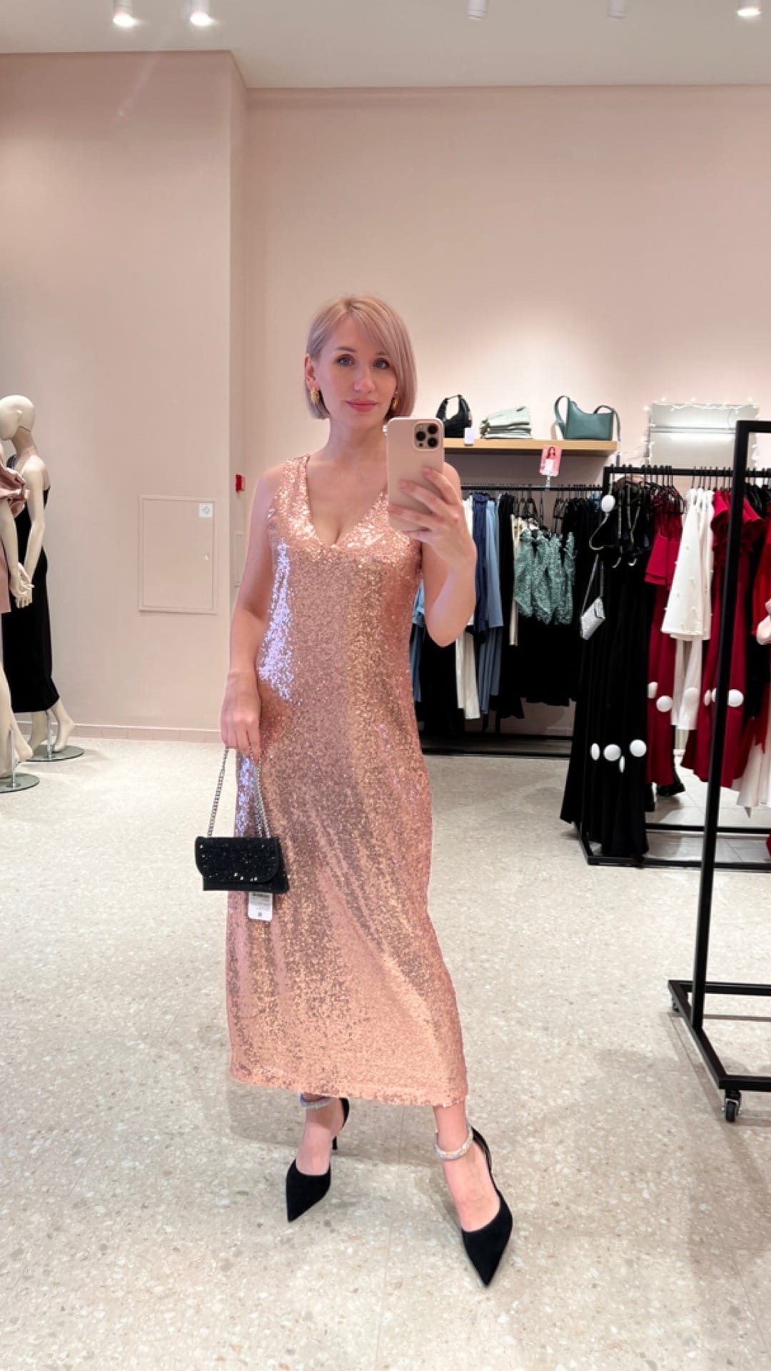 Уж полночь близится, а того самого наряда для встречи Нового года все нет? Воспользуйтесь советами стилиста Елены Капп по выбору модного look’а для грядущего торжества.