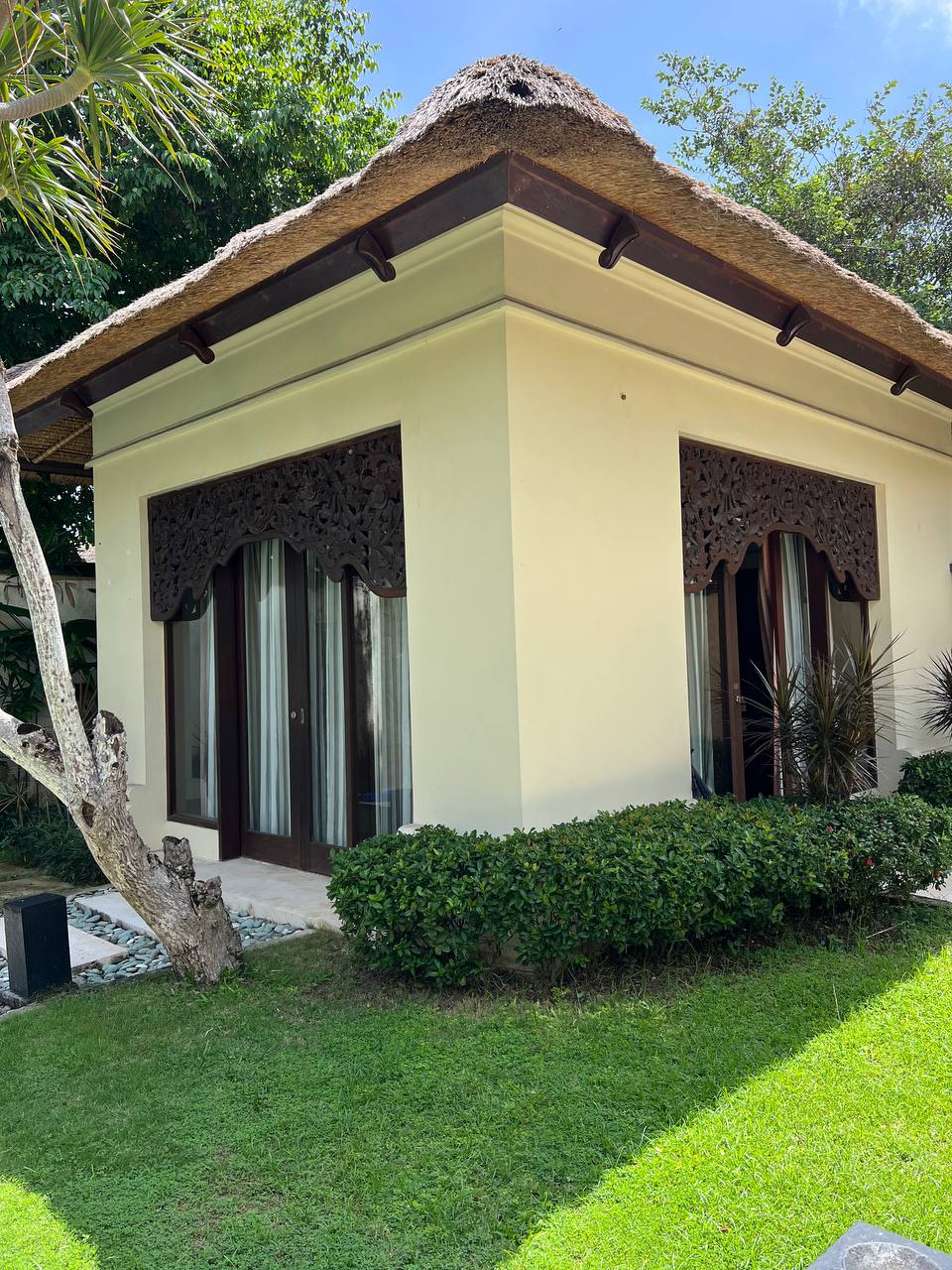 Собрать вещи и махнуть куда-нибудь подальше, в тепло. Наверное, это самое частое желание людей в такую погоду. Но лишь единицы решаются на смелый шаг. И иногда эти единицы – наши с вами соседи. Валерия Артамонова из Владимира с мужем и детьми, например, покинула областную столицу и уехала на Бали. Каково жить в минуте от океана, она рассказала нашему изданию.