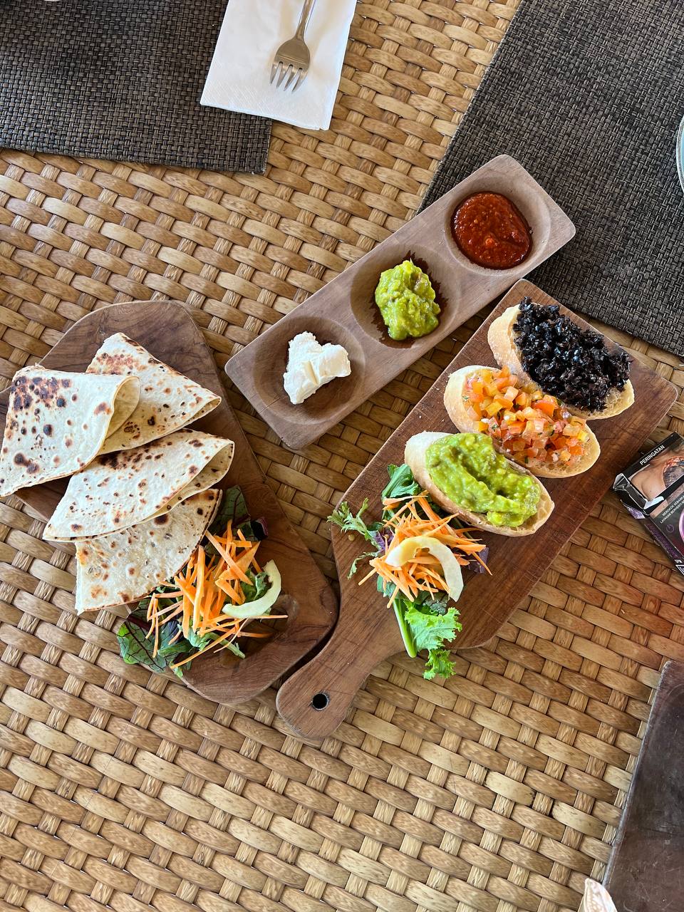 Собрать вещи и махнуть куда-нибудь подальше, в тепло. Наверное, это самое частое желание людей в такую погоду. Но лишь единицы решаются на смелый шаг. И иногда эти единицы – наши с вами соседи. Валерия Артамонова из Владимира с мужем и детьми, например, покинула областную столицу и уехала на Бали. Каково жить в минуте от океана, она рассказала нашему изданию.