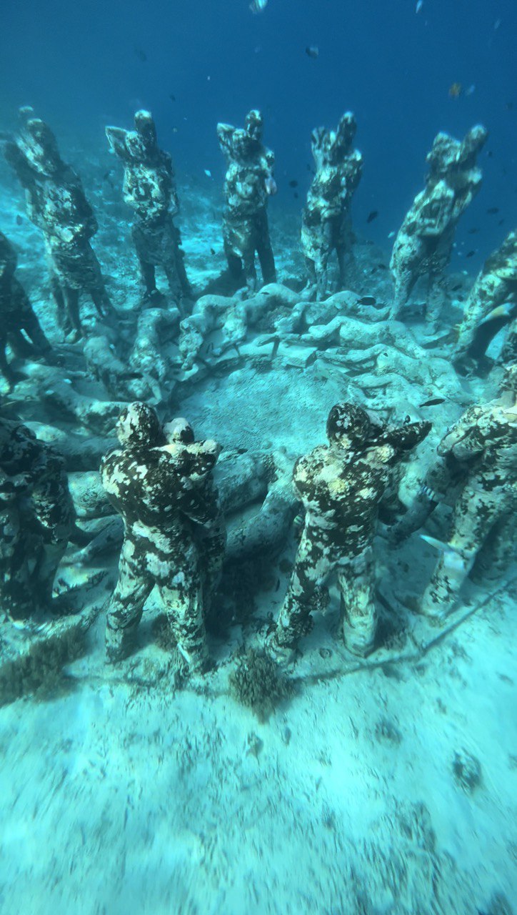 Собрать вещи и махнуть куда-нибудь подальше, в тепло. Наверное, это самое частое желание людей в такую погоду. Но лишь единицы решаются на смелый шаг. И иногда эти единицы – наши с вами соседи. Валерия Артамонова из Владимира с мужем и детьми, например, покинула областную столицу и уехала на Бали. Каково жить в минуте от океана, она рассказала нашему изданию.