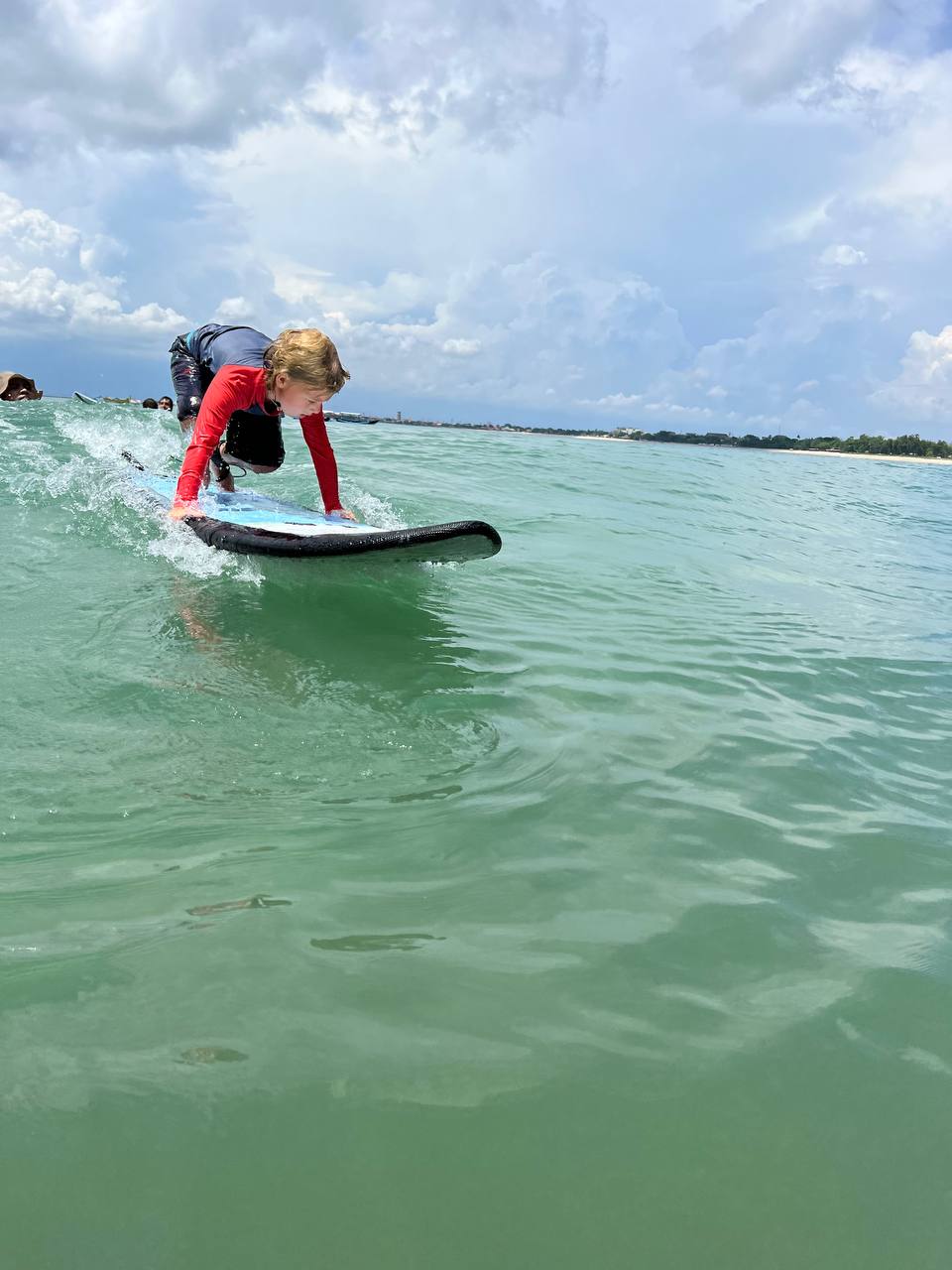 Собрать вещи и махнуть куда-нибудь подальше, в тепло. Наверное, это самое частое желание людей в такую погоду. Но лишь единицы решаются на смелый шаг. И иногда эти единицы – наши с вами соседи. Валерия Артамонова из Владимира с мужем и детьми, например, покинула областную столицу и уехала на Бали. Каково жить в минуте от океана, она рассказала нашему изданию.