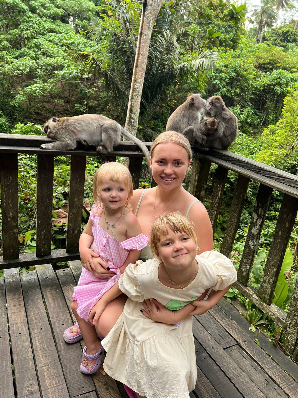 Собрать вещи и махнуть куда-нибудь подальше, в тепло. Наверное, это самое частое желание людей в такую погоду. Но лишь единицы решаются на смелый шаг. И иногда эти единицы – наши с вами соседи. Валерия Артамонова из Владимира с мужем и детьми, например, покинула областную столицу и уехала на Бали. Каково жить в минуте от океана, она рассказала нашему изданию.