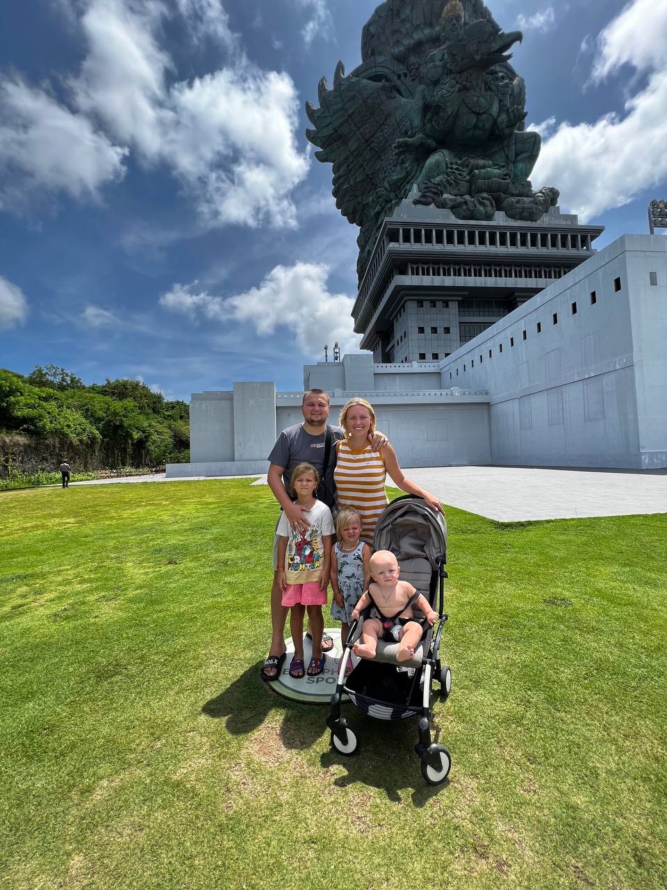 Собрать вещи и махнуть куда-нибудь подальше, в тепло. Наверное, это самое частое желание людей в такую погоду. Но лишь единицы решаются на смелый шаг. И иногда эти единицы – наши с вами соседи. Валерия Артамонова из Владимира с мужем и детьми, например, покинула областную столицу и уехала на Бали. Каково жить в минуте от океана, она рассказала нашему изданию.