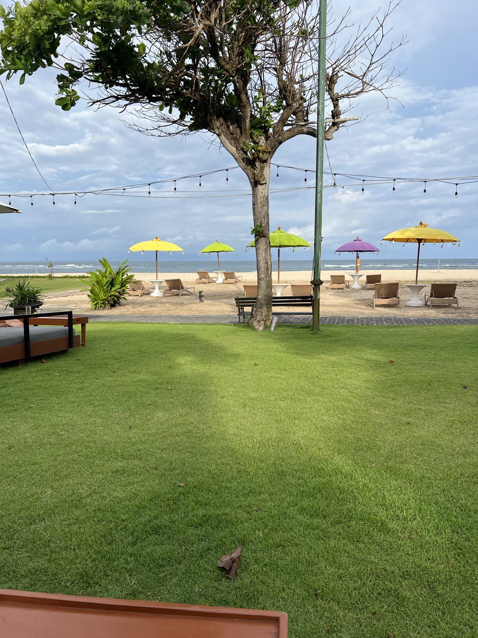 Собрать вещи и махнуть куда-нибудь подальше, в тепло. Наверное, это самое частое желание людей в такую погоду. Но лишь единицы решаются на смелый шаг. И иногда эти единицы – наши с вами соседи. Валерия Артамонова из Владимира с мужем и детьми, например, покинула областную столицу и уехала на Бали. Каково жить в минуте от океана, она рассказала нашему изданию.