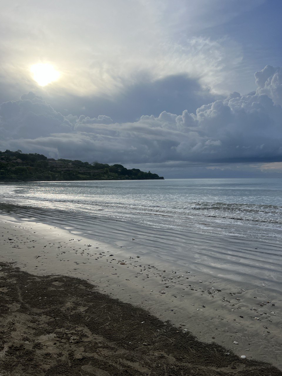 Собрать вещи и махнуть куда-нибудь подальше, в тепло. Наверное, это самое частое желание людей в такую погоду. Но лишь единицы решаются на смелый шаг. И иногда эти единицы – наши с вами соседи. Валерия Артамонова из Владимира с мужем и детьми, например, покинула областную столицу и уехала на Бали. Каково жить в минуте от океана, она рассказала нашему изданию.