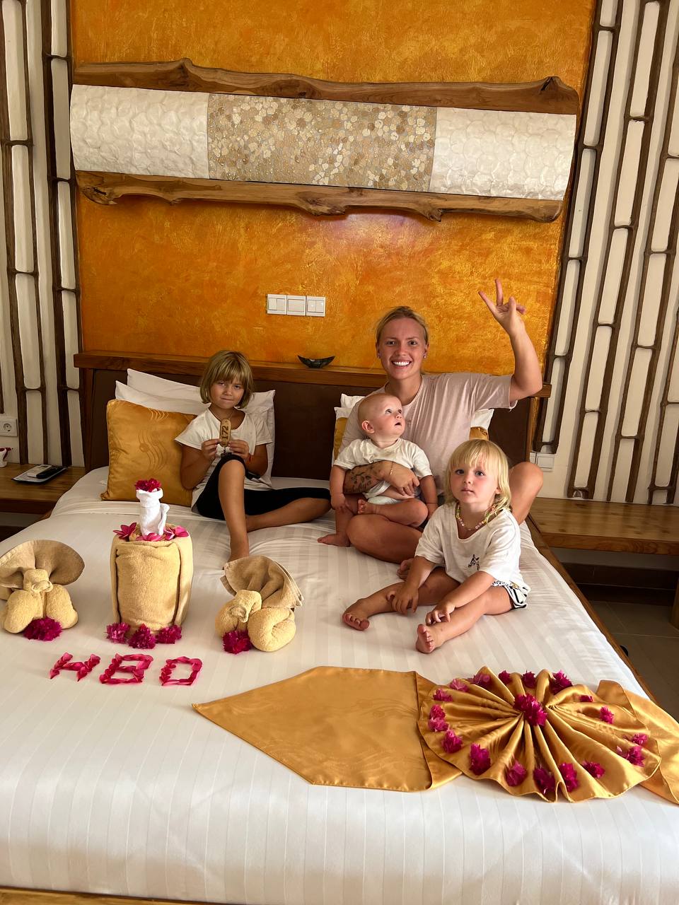 Собрать вещи и махнуть куда-нибудь подальше, в тепло. Наверное, это самое частое желание людей в такую погоду. Но лишь единицы решаются на смелый шаг. И иногда эти единицы – наши с вами соседи. Валерия Артамонова из Владимира с мужем и детьми, например, покинула областную столицу и уехала на Бали. Каково жить в минуте от океана, она рассказала нашему изданию.