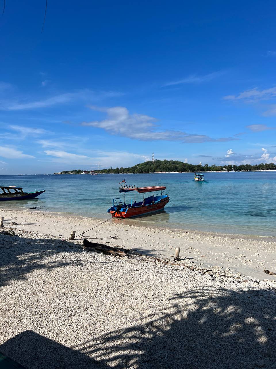 Собрать вещи и махнуть куда-нибудь подальше, в тепло. Наверное, это самое частое желание людей в такую погоду. Но лишь единицы решаются на смелый шаг. И иногда эти единицы – наши с вами соседи. Валерия Артамонова из Владимира с мужем и детьми, например, покинула областную столицу и уехала на Бали. Каково жить в минуте от океана, она рассказала нашему изданию.