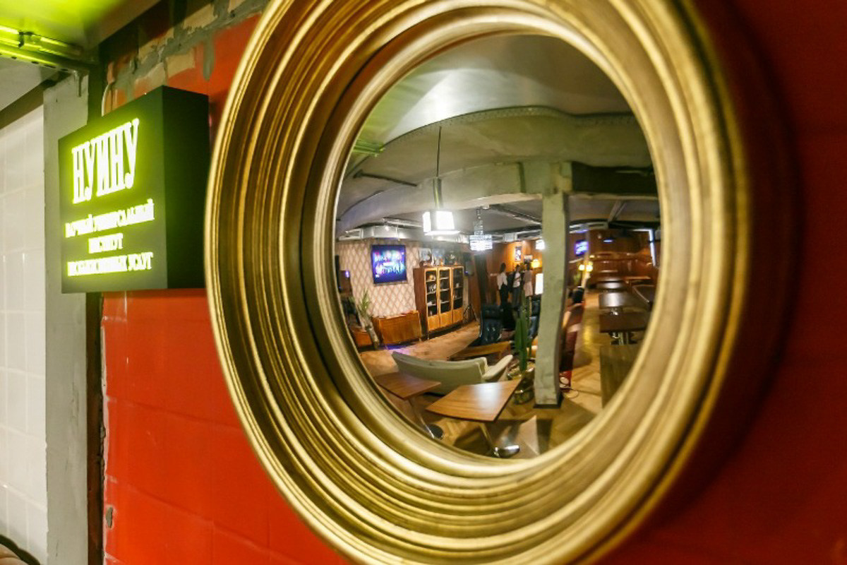 Давайте хотя бы на один день забудем про предпраздничные хлопоты и посмотрим доброе, новогоднее кино. И обязательно отечественного производства, а еще лучше именно те фильмы, которые снимались в нашей области. Среди них есть и картины, и работы, незаслуженно забытые.