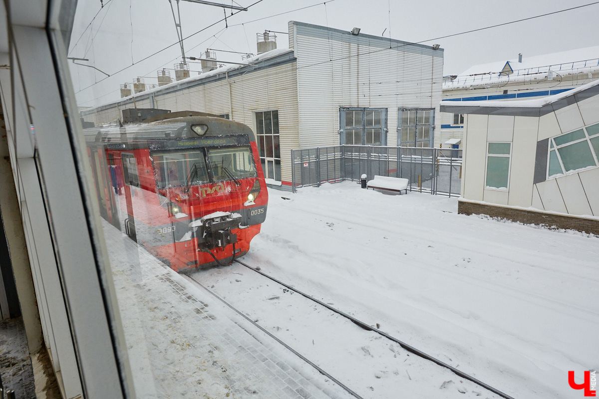 Ж/д вокзал в этом году – объект самых жарких споров и обсуждений. Недавно местные активисты отправили в РЖД запрос на тему планируемого «заточения» здания в вентфасады. Однако пришедший ответ от компании их не слишком порадовал. Почему?