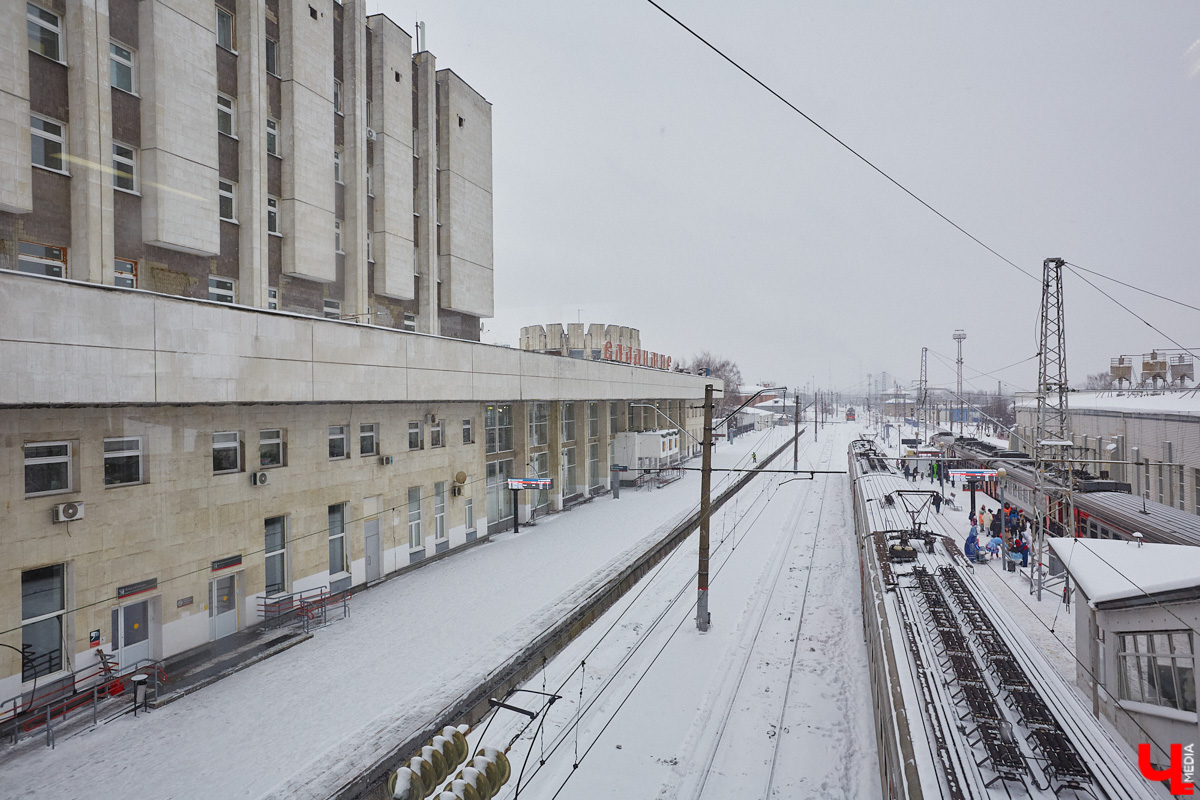 Ж/д вокзал в этом году – объект самых жарких споров и обсуждений. Недавно местные активисты отправили в РЖД запрос на тему планируемого «заточения» здания в вентфасады. Однако пришедший ответ от компании их не слишком порадовал. Почему?