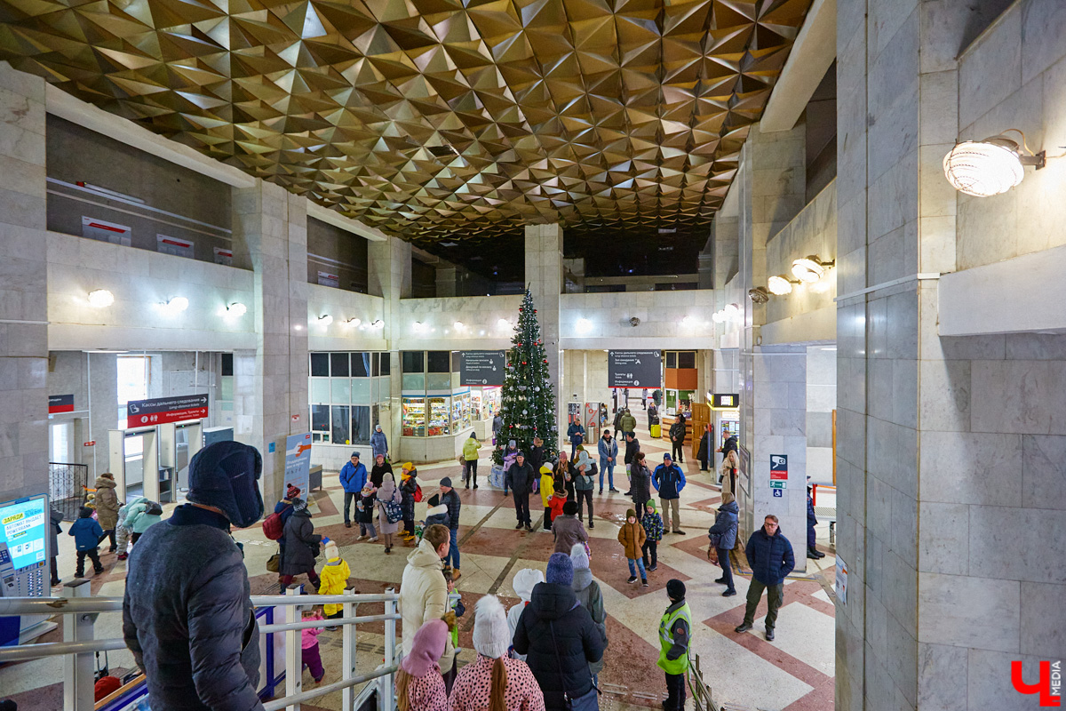 Ж/д вокзал в этом году – объект самых жарких споров и обсуждений. Недавно местные активисты отправили в РЖД запрос на тему планируемого «заточения» здания в вентфасады. Однако пришедший ответ от компании их не слишком порадовал. Почему?