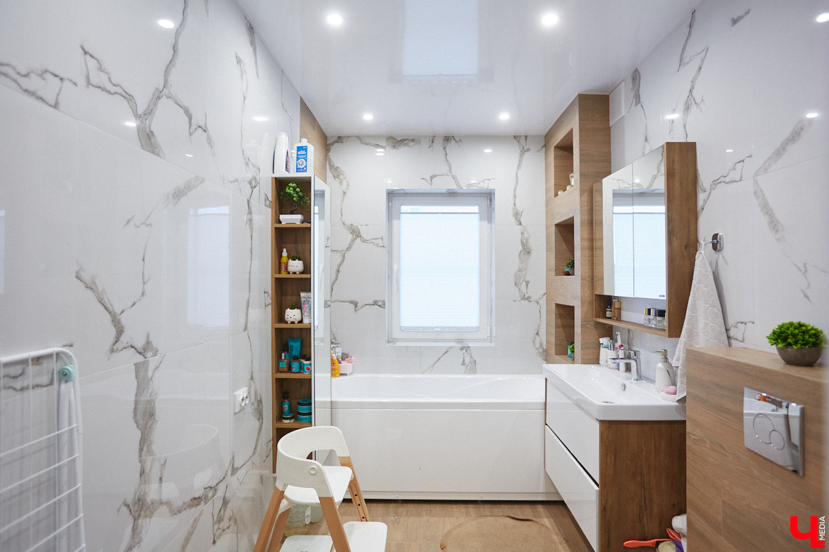 В конце 2020 года известная многим по социальным сетям блогер Ксения Богатова купила дом площадью 130 «квадратов» под Владимиром. А спустя пару лет мы заглянули к ней в гости, чтобы посмотреть, как она обустроилась на новом месте.