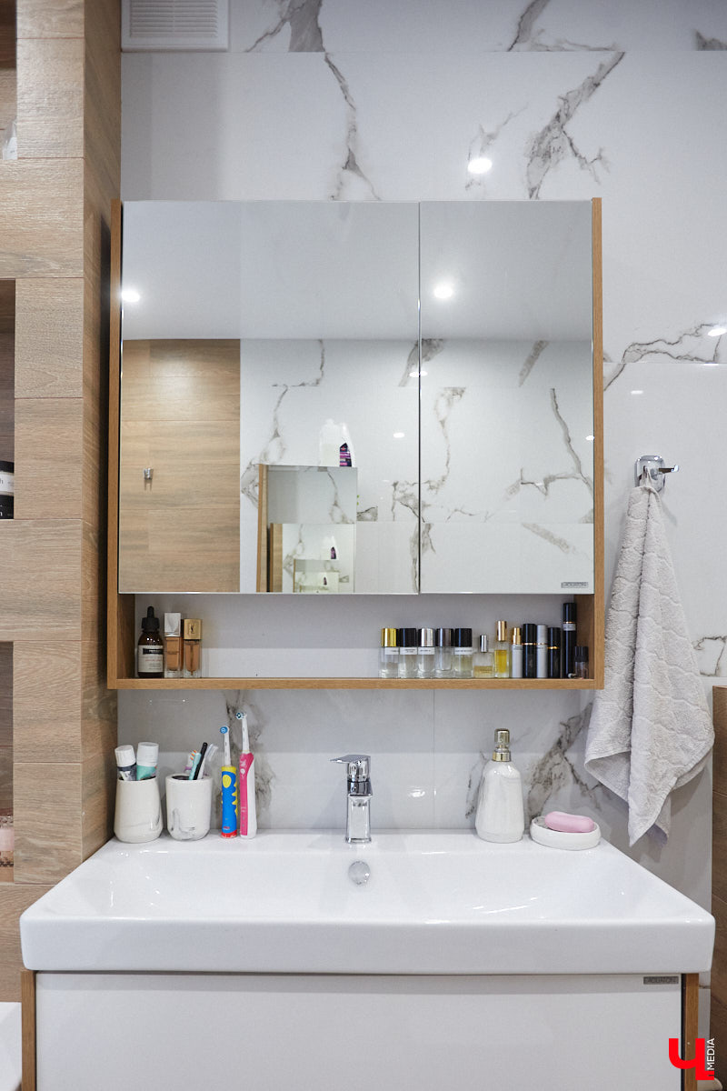 В конце 2020 года известная многим по социальным сетям блогер Ксения Богатова купила дом площадью 130 «квадратов» под Владимиром. А спустя пару лет мы заглянули к ней в гости, чтобы посмотреть, как она обустроилась на новом месте.