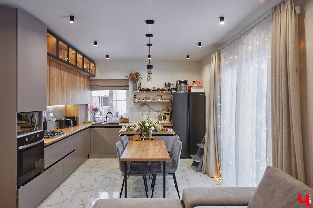 В конце 2020 года известная многим по социальным сетям блогер Ксения Богатова купила дом площадью 130 «квадратов» под Владимиром. А спустя пару лет мы заглянули к ней в гости, чтобы посмотреть, как она обустроилась на новом месте.