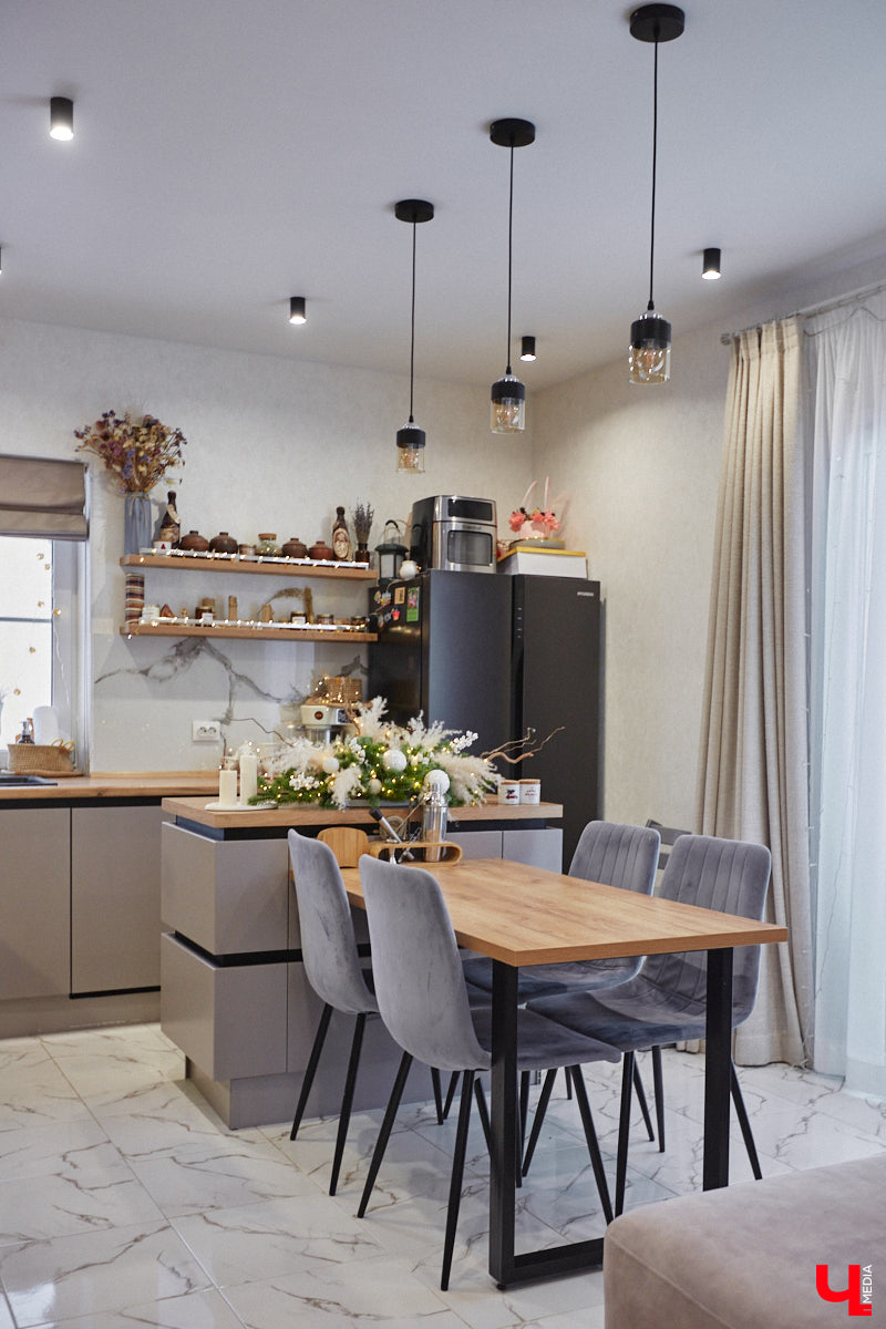 В конце 2020 года известная многим по социальным сетям блогер Ксения Богатова купила дом площадью 130 «квадратов» под Владимиром. А спустя пару лет мы заглянули к ней в гости, чтобы посмотреть, как она обустроилась на новом месте.