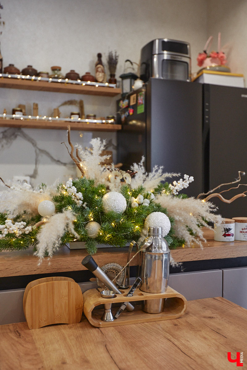 В конце 2020 года известная многим по социальным сетям блогер Ксения Богатова купила дом площадью 130 «квадратов» под Владимиром. А спустя пару лет мы заглянули к ней в гости, чтобы посмотреть, как она обустроилась на новом месте.