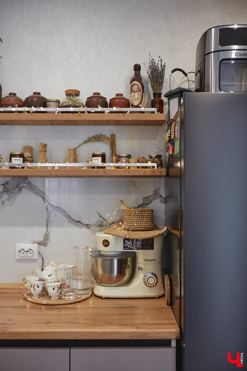 В конце 2020 года известная многим по социальным сетям блогер Ксения Богатова купила дом площадью 130 «квадратов» под Владимиром. А спустя пару лет мы заглянули к ней в гости, чтобы посмотреть, как она обустроилась на новом месте.