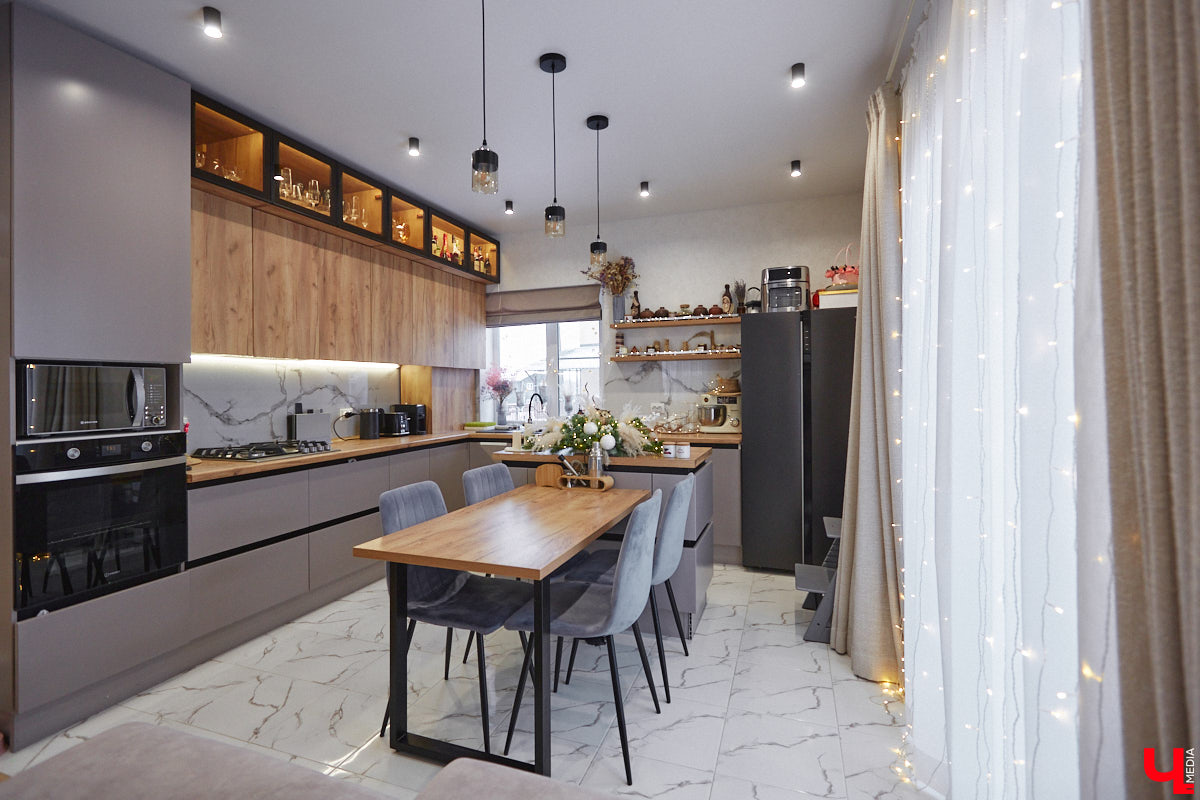 В конце 2020 года известная многим по социальным сетям блогер Ксения Богатова купила дом площадью 130 «квадратов» под Владимиром. А спустя пару лет мы заглянули к ней в гости, чтобы посмотреть, как она обустроилась на новом месте.