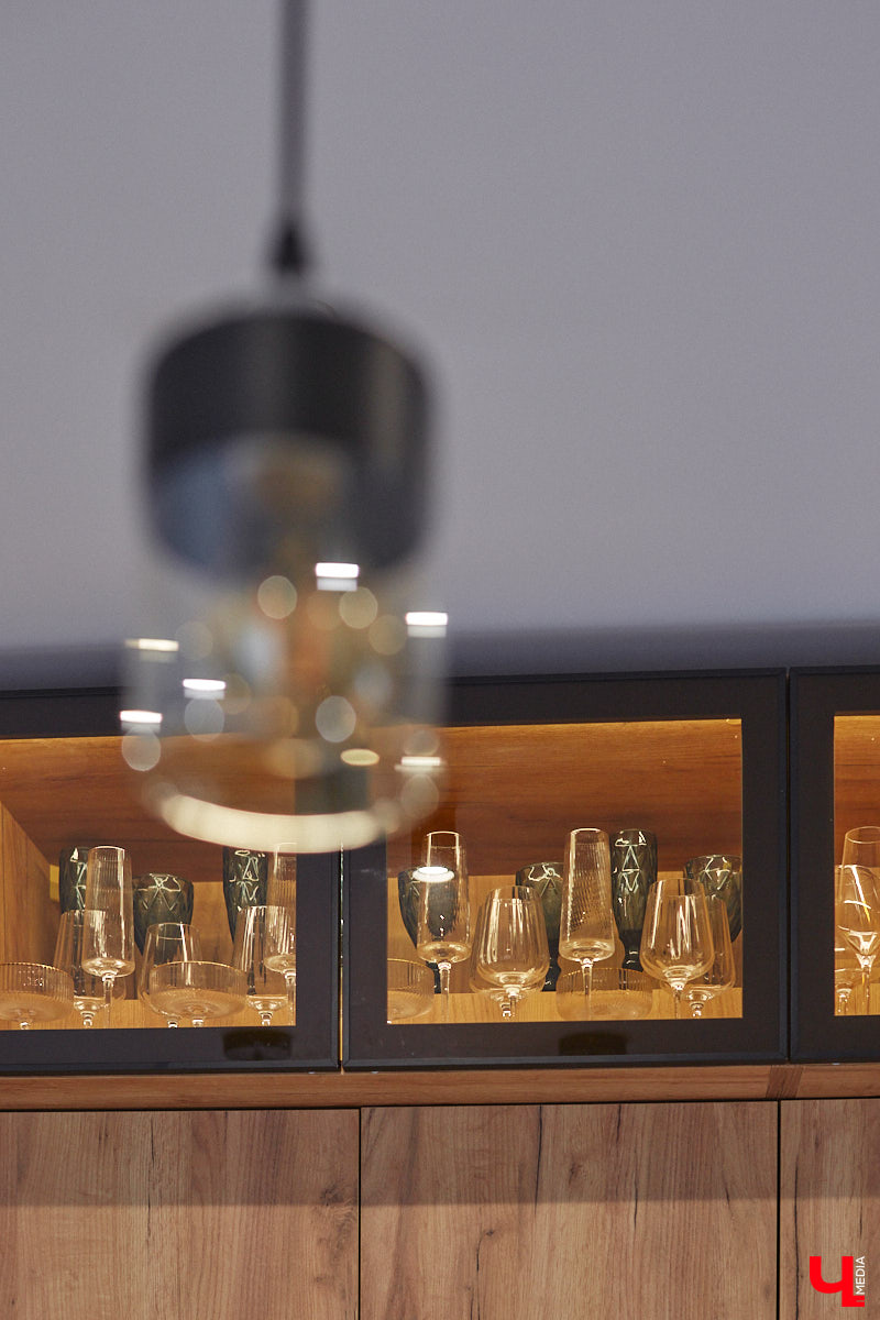 В конце 2020 года известная многим по социальным сетям блогер Ксения Богатова купила дом площадью 130 «квадратов» под Владимиром. А спустя пару лет мы заглянули к ней в гости, чтобы посмотреть, как она обустроилась на новом месте.