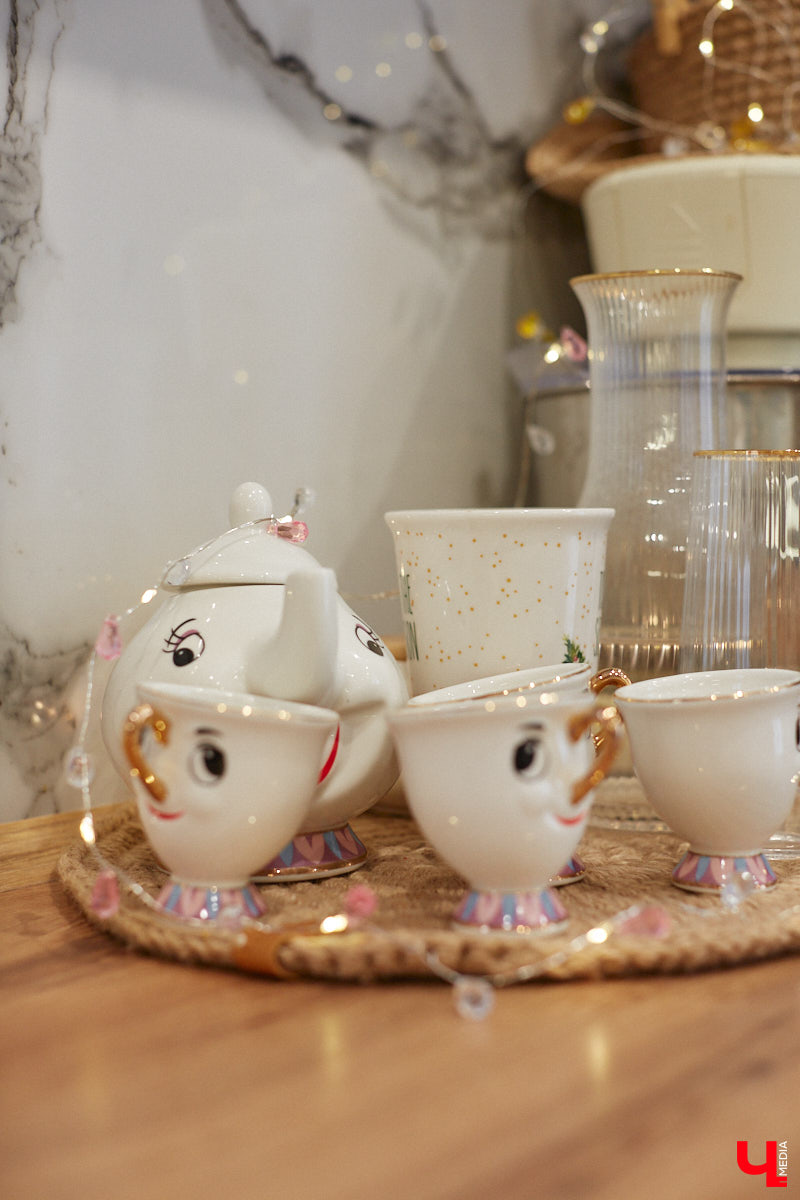 В конце 2020 года известная многим по социальным сетям блогер Ксения Богатова купила дом площадью 130 «квадратов» под Владимиром. А спустя пару лет мы заглянули к ней в гости, чтобы посмотреть, как она обустроилась на новом месте.