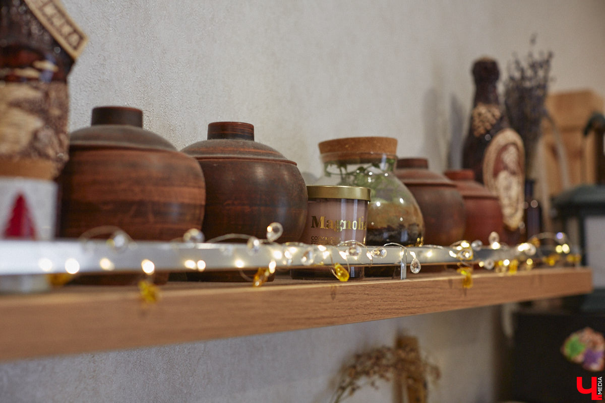 В конце 2020 года известная многим по социальным сетям блогер Ксения Богатова купила дом площадью 130 «квадратов» под Владимиром. А спустя пару лет мы заглянули к ней в гости, чтобы посмотреть, как она обустроилась на новом месте.