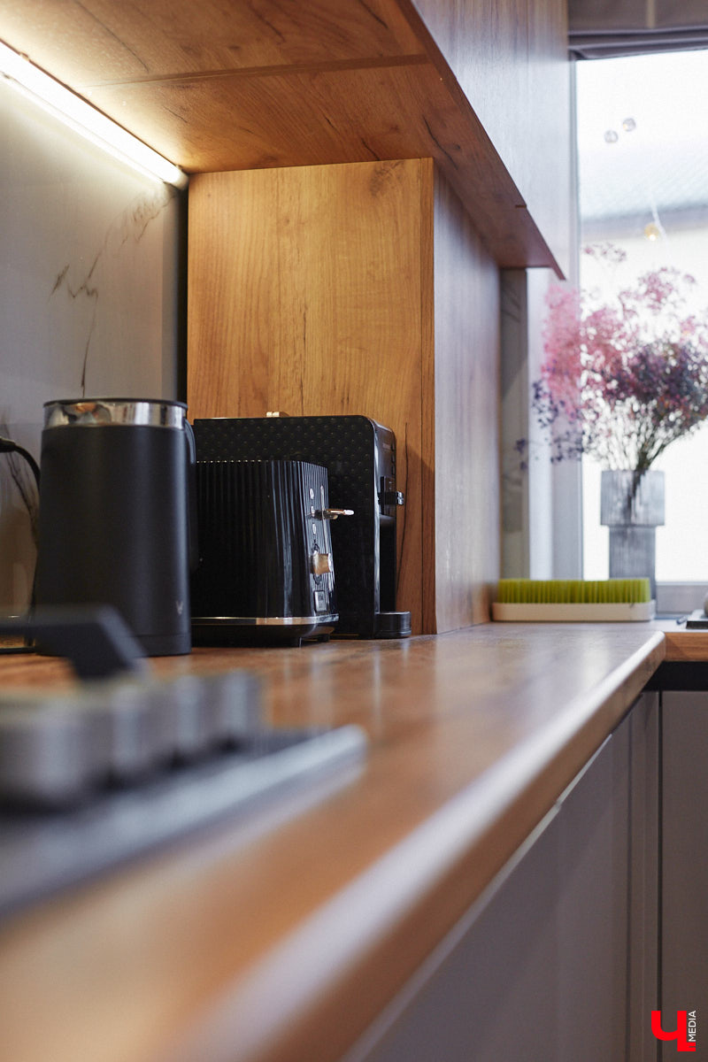 В конце 2020 года известная многим по социальным сетям блогер Ксения Богатова купила дом площадью 130 «квадратов» под Владимиром. А спустя пару лет мы заглянули к ней в гости, чтобы посмотреть, как она обустроилась на новом месте.